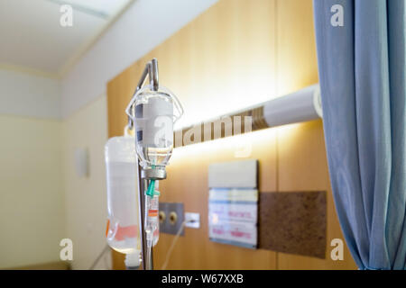 Sacca di soluzione fisiologica, appeso sul palo in ospedale Foto Stock
