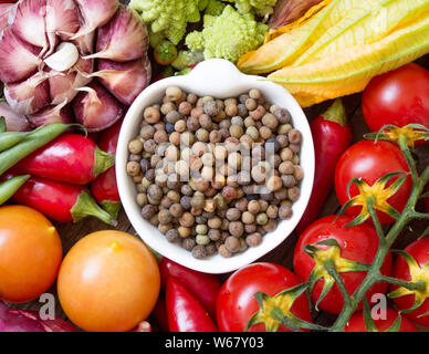 Raw roveja organici i fagioli in una terrina e verdure Foto Stock