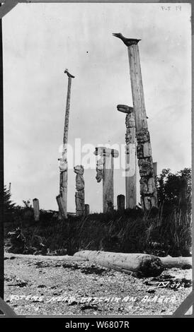 Cartolina postale. Totem vicino a Ketchikan, Alaska.; Portata e contenuto: sul supporto: sul lato inverso di questo postale, nello spazio previsto per il nome del destinatario, è seguito in grafia: 'Mr. Henry S. Wellcome, c/o il sig. Wm. Duncan, Metlakahtla, Alaska. Nello spazio fornito per la corrispondenza è il seguente: 'My. Caro Sig. Wellcome: Avendo trovato questa carta questa mattina io mando a voi al posto di una fotografia di totem su Village Id. Esso copre solo un piccolo gruppo, ma quello al centro delle tre rane, è particolarmente interessante, penso.--tuttavia, mi dispiace di aver smarrito il mio negativo come Foto Stock