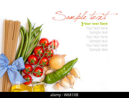 La pasta italiana con pomodori, fagioli verdi, cipolla, aglio e olio extra vergine di oliva su uno sfondo bianco (con spazio per il testo) Foto Stock