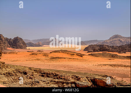 Il variopinto sabbie del deserto mozzafiato paesaggio nel Wadi Rum Riserva Naturale in Giordania Meridionale Foto Stock