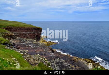 Le formazioni rocciose a travagliate Tangie sulla penisola di Deerness, Orkney. Foto Stock