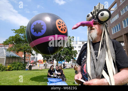 Dortmund / Germania, 22.Giugno 2019. Il Dortmund artista LEBENDIG LEO dimostra con un palloncino, in cui i simboli delle religioni del mondo sono dipinti, per una pacifica coesistenza delle religioni Foto Stock