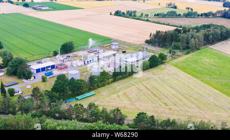 Gifhorn, Germania, Luglio 7, 2019: vista aerea del magazzino di un grossista di olio da riscaldamento e gas naturale Foto Stock