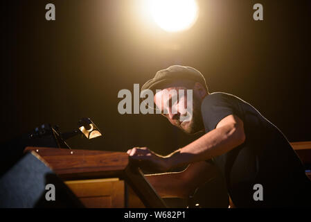 BILBAO, Spagna - 11 lug: Nils Frahm esegue in concerto a BBK Live 2019 Music Festival il 11 luglio 2019 a Bilbao, Spagna. Foto Stock