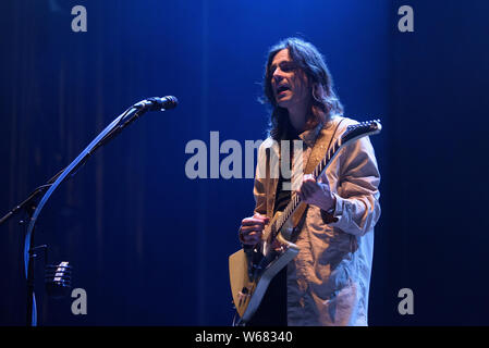 BILBAO, Spagna - Lug 13: Brian Bell, chitarrista di Weezer (BAND), esegue in concerto a BBK Live 2019 Music Festival il 13 luglio 2019 a Bilbao, Sp Foto Stock