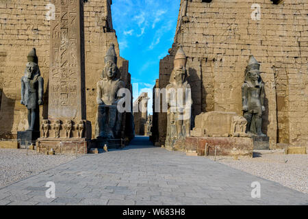 L'ingresso al Tempio di Luxor con la massiccia primo pilone e colossali statue di Ramses II Foto Stock