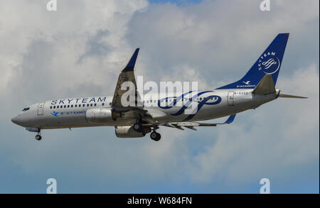 Singapore - Mar 27, 2019. B-5302 Xiamen Airlines Boeing 737-800 (livrea SkyTeam) in atterraggio a Changi Airport (SIN). Foto Stock