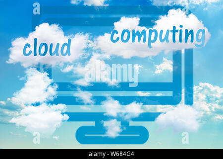 Illustrazione digitale con il concetto di cloud computing o soluzioni di cloud computing. Icona Computer e realistico cielo drammatico con nuvole. Foto Stock