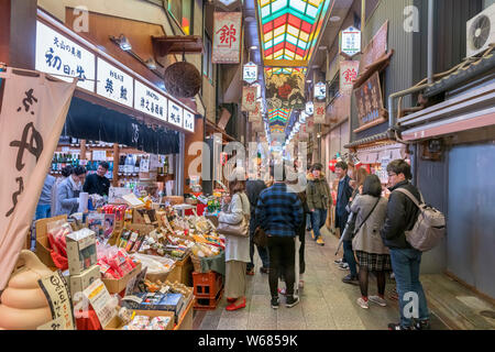 Si spegne nel mercato Nishiki, Kyoto, Giappone Foto Stock