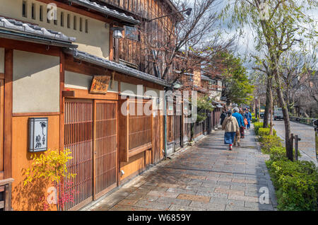 Tradizionali edifici giapponesi sulla strada Shirakawa nello storico quartiere di Gion a Kyoto, Giappone Foto Stock