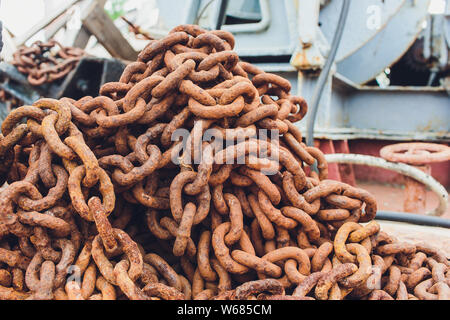 Vecchia catena industriale di funi, le grandi catene arrugginite. Foto Stock