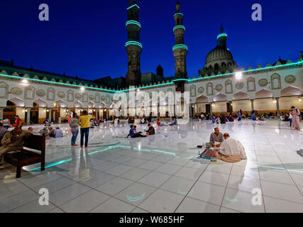 Fedeli celebrano Iftar, alla fine di una giornata di digiuno durante il Ramadan, nel cortile del dalla Moschea di Al Azhar al Cairo Foto Stock