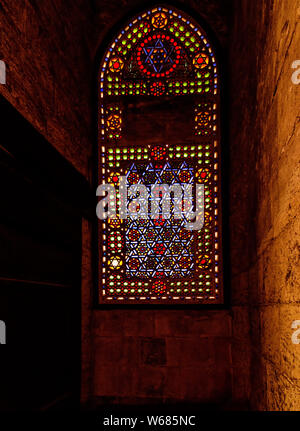 Macchia di finestra di vetro nel Al-Ghuri Mosque-Madrasa complessa, famoso per i suoi interni ornati di decorazioni e belle sculture in pietra Foto Stock