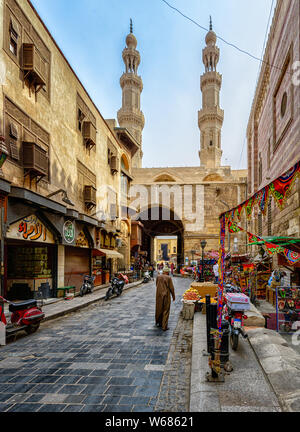 Bab Zuweila uno dei restanti tre porte nella parete della vecchia città del Cairo. È l'ultima porta sud dalle pareti di Fatimid Cairo Foto Stock