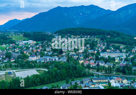 Vista panoramica di Bad Ischl in Austria dal Siriuskogl al crepuscolo. Foto Stock