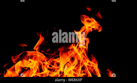 Fiamme di fuoco sull'arte astratta Sfondo Nero Burning red hot scintille salire dal grande incendio in, Fiery orange incandescente Foto Stock