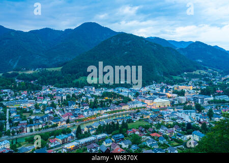 Vista panoramica di Bad Ischl in Austria dal Siriuskogl al crepuscolo. Foto Stock