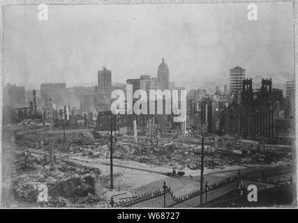 San Francisco terremoto del 1906: vista generale da Nob Hill guardando a sud-est dalla Stanford Mansion rovine. In primo piano, appena passato Stanford la recinzione in ferro, è l'intersezione di pino e Powell strade. La parte posteriore del vecchio Tempio Emanu-El a 450 Sutter Street può essere visto sulla destra. L'edificio di chiamata al mercato e strade di terzi può essere visto nel centro distante ed è il più alto struttura visibile in questa foto. Rovine di Hopkins Art Institute e Stanford's mansion non sono visibili in questa foto. Foto Stock