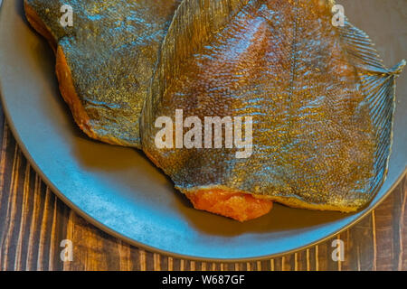 Pesce fresco senza testa con caviale. Cottura per frittura. Foto Stock