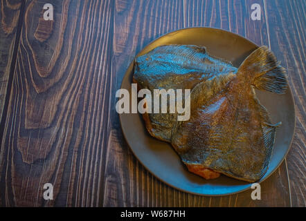 Pesce fresco senza testa con caviale. Cottura per frittura. Foto Stock