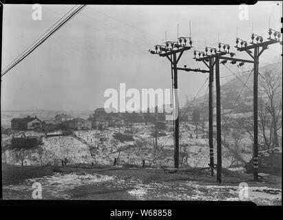 Scott's Run, West Virginia. Squadrone Hill - un carbone abbandonate camp su Scott's Run, West Virginia, Dicembre 22, 1936. Il mio chiuso presto nel 1936. Scena ripresa dalla principale autostrada entrando Scott's Run. Foto Stock