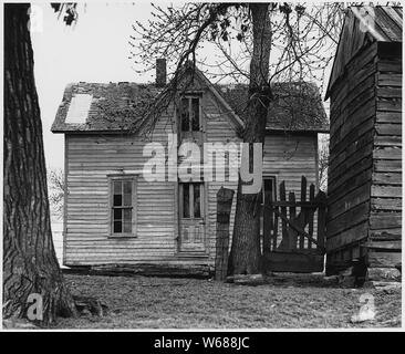 Shelby County, Iowa. Abbandono non è comune in questa regione. A quanto pare la casa qui mostrato è stato n . . .; Portata e contenuto: Full didascalia recita come segue: Shelby County, Iowa. Abbandono non è comune in questa regione. A quanto pare la casa qui mostrato è stato considerato non vale la pena riparare, ma tutto il paese e alcune delle costruzioni sono ancora in uso. Foto Stock