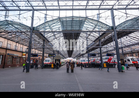 Binari del treno a Helsinki la stazione ferroviaria centrale, da Eliel Saarinen, con una pura romanticist nazionale progettazione, Helsinki, Finlandia Foto Stock