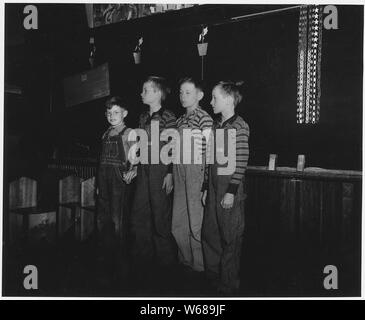 Shelby County, Iowa. L atteggiamento generale in questa comunità circa l'istruzione è che ogni bambino shou . . .; Portata e contenuto: Full didascalia recita come segue: Shelby County, Iowa. L atteggiamento generale in questa comunità circa l'istruzione è che ogni bambino deve passare attraverso la high school, ma che, a meno che egli non vuole andare su in qualche tipo di lavoro specializzato, istruzione oltre il dodicesimo grado è inutile. ...[Questa immagine è una delle molte] scene all'interno e al di fuori di una tipica camera Casa della scuola. Foto Stock