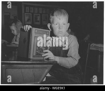 Shelby County, Iowa. L atteggiamento generale in questa comunità circa l'istruzione è che ogni bambino shou . . .; Portata e contenuto: Full didascalia recita come segue: Shelby County, Iowa. L atteggiamento generale in questa comunità circa l'istruzione è che ogni bambino deve passare attraverso la high school, ma che, a meno che egli non vuole andare su in qualche tipo di lavoro specializzato, istruzione oltre il dodicesimo grado è inutile. ...[Questa immagine è una delle molte] scene all'interno e al di fuori di una tipica camera Casa della scuola. Foto Stock