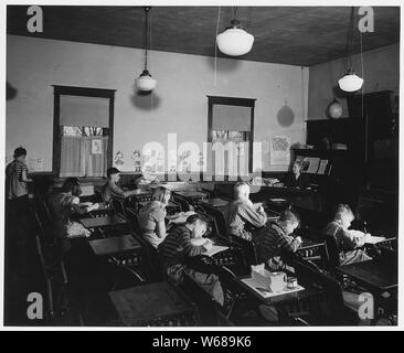 Shelby County, Iowa. L atteggiamento generale in questa comunità circa l'istruzione è che ogni bambino shou . . .; Portata e contenuto: Full didascalia recita come segue: Shelby County, Iowa. L atteggiamento generale in questa comunità circa l'istruzione è che ogni bambino deve passare attraverso la high school, ma che, a meno che egli non vuole andare su in qualche tipo di lavoro specializzato, istruzione oltre il dodicesimo grado è inutile. ...[Questa immagine è una delle molte] scene all'interno e al di fuori di una tipica camera Casa della scuola. Foto Stock