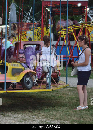 Un bambino che gioca su una giostra attrazione durante una fiera, Svilajnac, Serbia, Europa Foto Stock