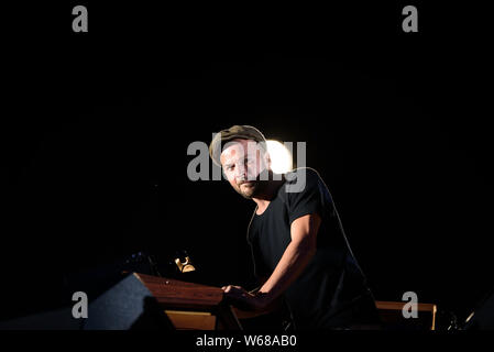 BILBAO, Spagna - 11 lug: Nils Frahm esegue in concerto a BBK Live 2019 Music Festival il 11 luglio 2019 a Bilbao, Spagna. Foto Stock