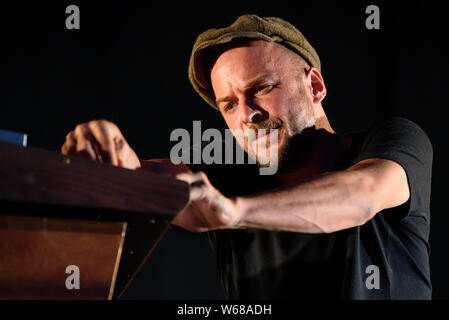 BILBAO, Spagna - 11 lug: Nils Frahm esegue in concerto a BBK Live 2019 Music Festival il 11 luglio 2019 a Bilbao, Spagna. Foto Stock