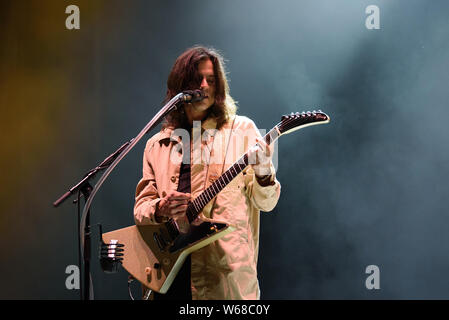 BILBAO, Spagna - Lug 13: Brian Bell, chitarrista di Weezer (BAND), esegue in concerto a BBK Live 2019 Music Festival il 13 luglio 2019 a Bilbao, Sp Foto Stock