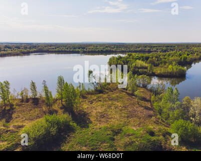 Campo e fiume in estate, ripresa da un quadcopter. Foto Stock