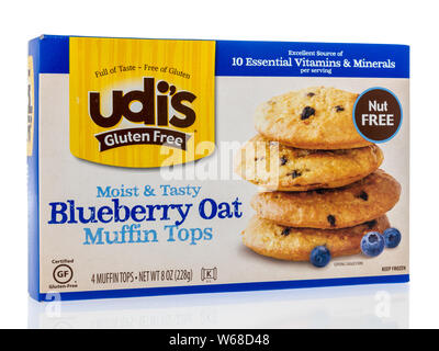 Winneconne, WI - 21 Luglio 2019 : un pacchetto di Udis mirtillo oat stampi per muffin isolato su un background Foto Stock