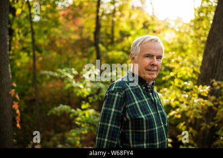 Senior uomo nei boschi. Foto Stock