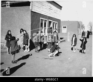 Taos County, Nuovo Messico. I bambini giocano durante il mezzogiorno ora a Costilla.; Portata e contenuto: Full didascalia recita come segue: Taos County, Nuovo Messico. I bambini giocano durante il mezzogiorno ora a Costilla. Foto Stock