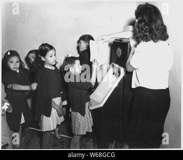 Taos County, Nuovo Messico. I bambini lavarsi le mani prima di pranzo presso la Scuola Penasco. Il lavaggio . . .; Portata e contenuto: Full didascalia recita come segue: Taos County, Nuovo Messico. I bambini lavarsi le mani prima di pranzo presso la Scuola Penasco. La macchina lavabiancheria è di nuovo come il pranzo caldo programma. Foto Stock