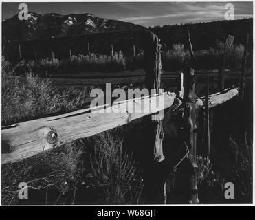 Taos County, Nuovo Messico. Flumes, portando acqua di irrigazione attraverso arroyos, sono frequentemente lavato Unità organizzativa . . .; Portata e contenuto: Full didascalia recita come segue: Taos County, Nuovo Messico. Flumes, portando acqua di irrigazione attraverso arroyos, sono frequentemente lavato fuori nel momento di maggior bisogno. Questo è uno dei gravi problemi dell'area. Foto Stock