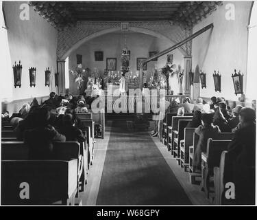 Taos County, Nuovo Messico. La Santa Messa presso la Arroyo Hondo chiesa; la portata e il contenuto: Full didascalia recita come segue: Taos County, Nuovo Messico. La Santa Messa presso la Arroyo Hondo chiesa. Foto Stock