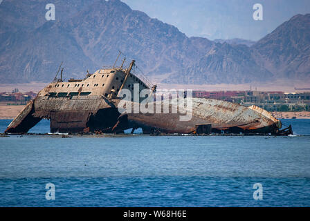 I resti del Loullia sul bordo settentrionale di Gordon Reef nello stretto di Tiran vicino a Sharm el Sheikh, Egitto Foto Stock