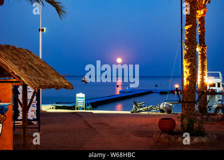 Luna piena sopra Naama Bay, a Sharm el Sheikh in Egitto Foto Stock