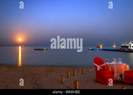 Luna piena sopra Naama Bay, a Sharm el Sheikh in Egitto Foto Stock