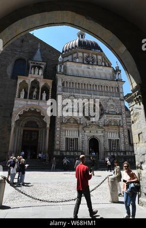 Cappella Colleoni e la Basilica di Santa Maria Maggiore nel Duomo Square nella Città Alta di Bergamo, Lombardia, Italia Foto Stock
