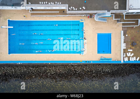 Gourock, Inverclyde / Scozia, Regno Unito - 27 Luglio 2019: all'aperto Piscina all'aperto inizia lezioni senior per anziani e disabili antenna nuotatori Foto Stock