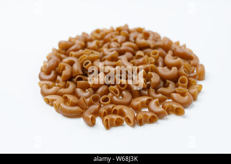 Piccolo mucchio di pasta di farina di grano saraceno su sfondo bianco Foto Stock