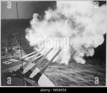 La USS Missouri incendi 16 pollici guscio in linee nemiche a Hungnam. Un 16-pollice 3-gun salvo è sul suo modo di commies.; Note Generali: Utilizzo di guerra e di conflitto numero 1445 quando si ordina una riproduzione o la richiesta di informazioni su questa immagine. Foto Stock