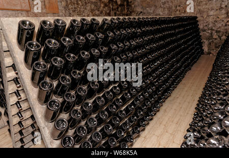 La vagliatura rack utilizzato per l'invecchiamento di vini spumanti sulle fecce e deselezionando la bevanda Foto Stock